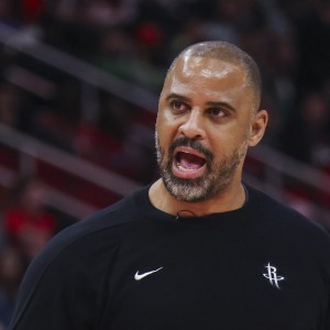 乌度卡谈获胜：三节末四节初的5-6分钟定胜势 期间我们打得很努力